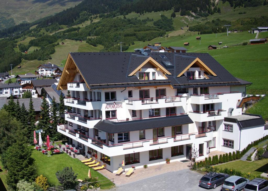 פיס Hotel Alpenroyal מראה חיצוני תמונה